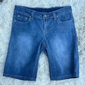 No maker tag Bermuda denim shorts size 29 98%cotton 2% spandex